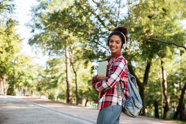 Mujer africana caminando al aire libre en el parque