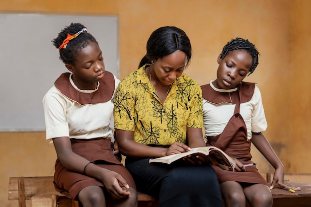 Mujer africana enseñando a los niños en clase