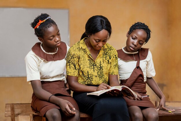 Mujer africana enseñando a los niños en clase