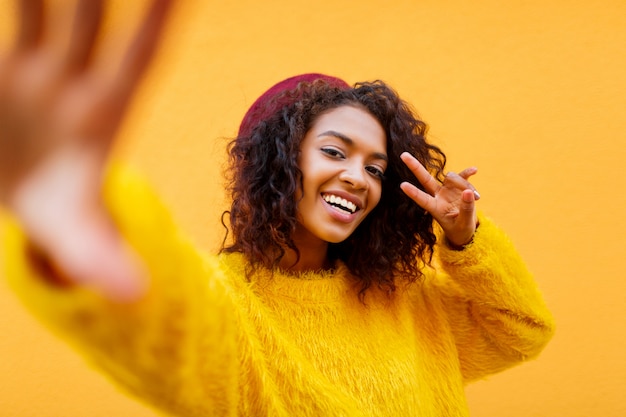 Mujer africana con pelos ondulados