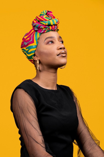 Mujer africana, posar, y, mirar hacia arriba