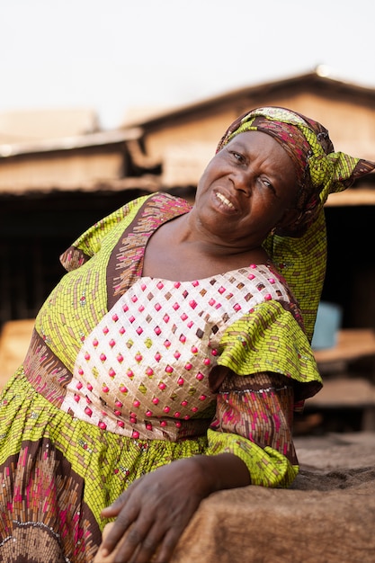 Mujer africana sonriente de tiro medio afuera