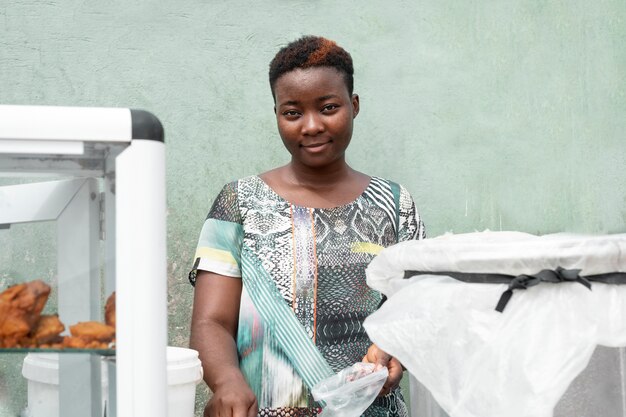 Mujer africana sonriente de tiro medio