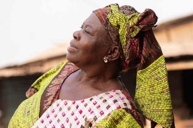 Mujer africana de tiro medio afuera