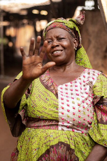 Mujer africana de tiro medio al aire libre