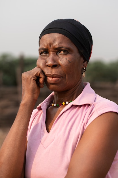 Mujer africana de tiro medio al aire libre