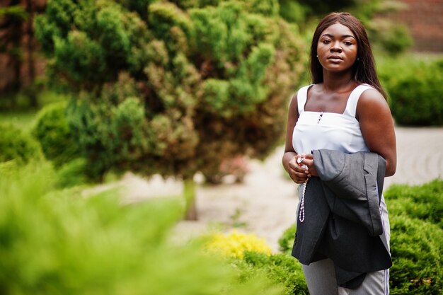 Foto gratuita mujer afroamericana al aire libre con rosario en la mano concepto de fe, espiritualidad y religión