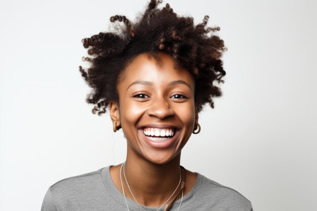 mujer afroamericana bonita expresión feliz y sorprendida