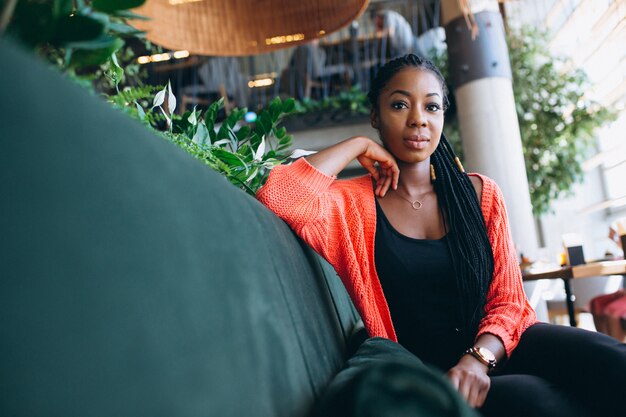 Mujer afroamericana en un café