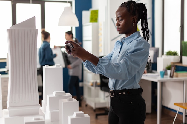 Mujer afroamericana como arquitecto profesional