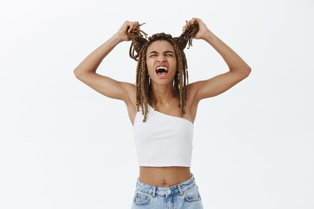 Mujer afroamericana enojada cabreada gritando de ira