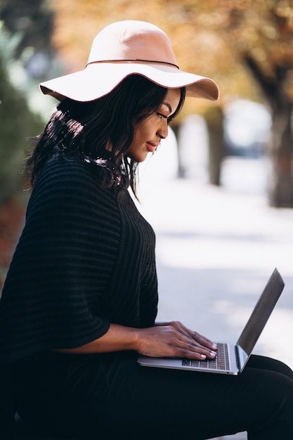 Mujer afroamericana escribiendo en una computadora