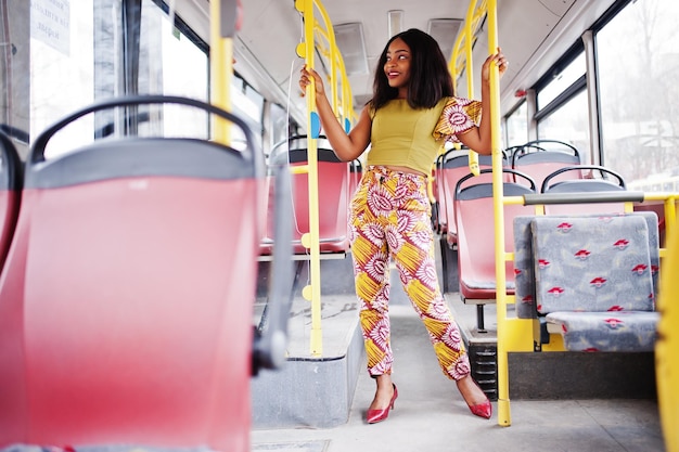 Mujer afroamericana con estilo joven que viaja en un autobús