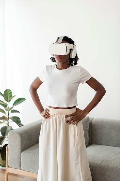 Mujer afroamericana experimentando simulación de realidad virtual