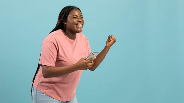 Mujer afroamericana expresiva con espacio de copia