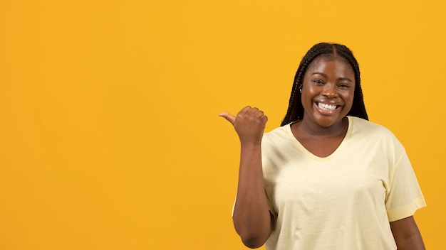 Mujer afroamericana expresiva con espacio de copia