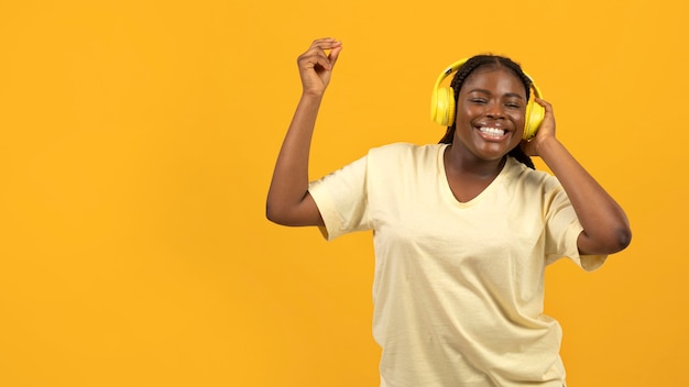 Foto gratuita mujer afroamericana expresiva con espacio de copia