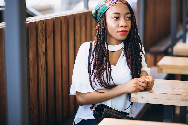 Foto gratuito mujer afroamericana feliz