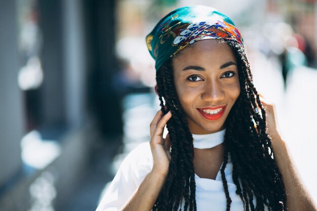 Mujer afroamericana feliz