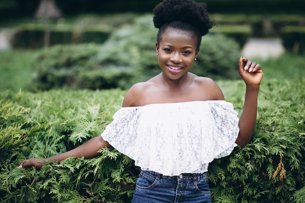 Mujer afroamericana feliz