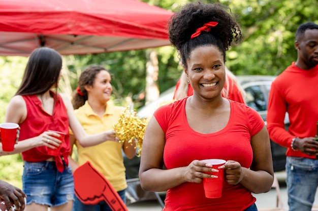 Mujer afroamericana en una fiesta en el portón trasero