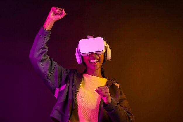 Mujer afroamericana con gadget de realidad virtual para entretenimiento