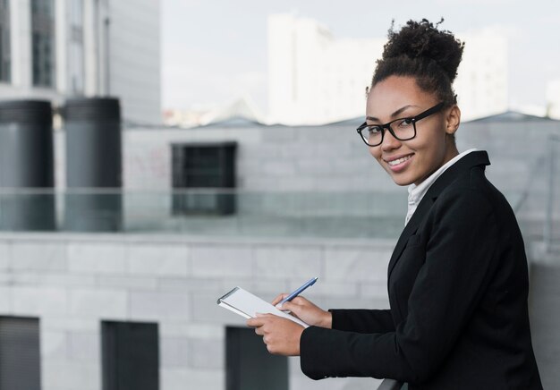 Mujer afroamericana con gafas