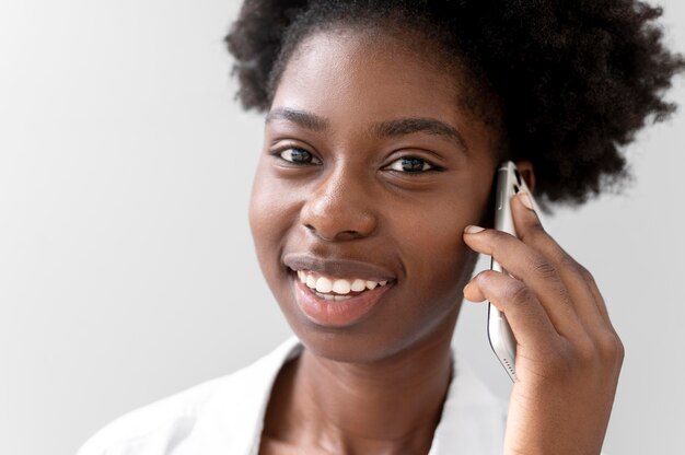 Mujer afroamericana hablando con alguien en su teléfono inteligente