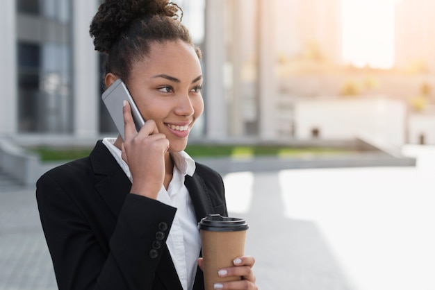 Foto gratuita mujer afroamericana hablando por teléfono