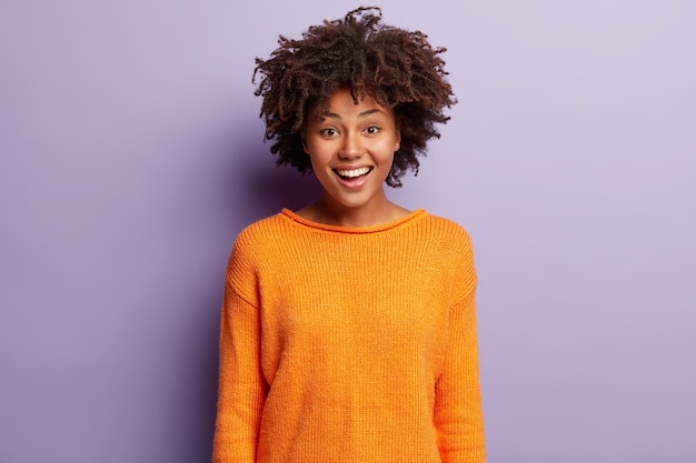 Mujer afroamericana en jersey naranja