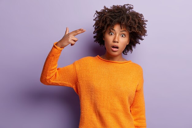 Mujer afroamericana en jersey naranja