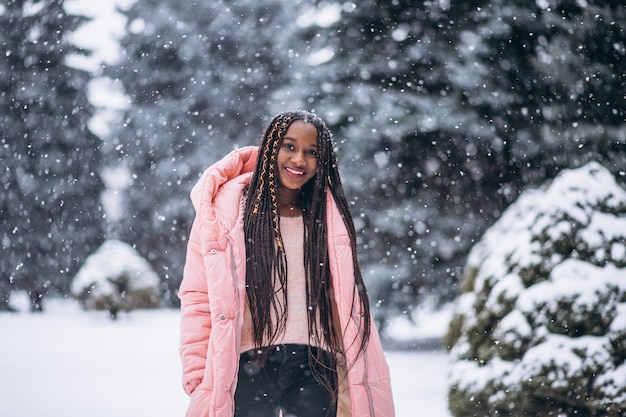 Mujer afroamericana joven en invierno afuera en parque