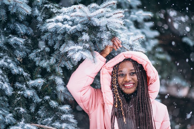 Mujer afroamericana joven en invierno afuera en parque