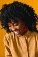 Foto gratuita mujer afroamericana joven riendo con los ojos cerrados
