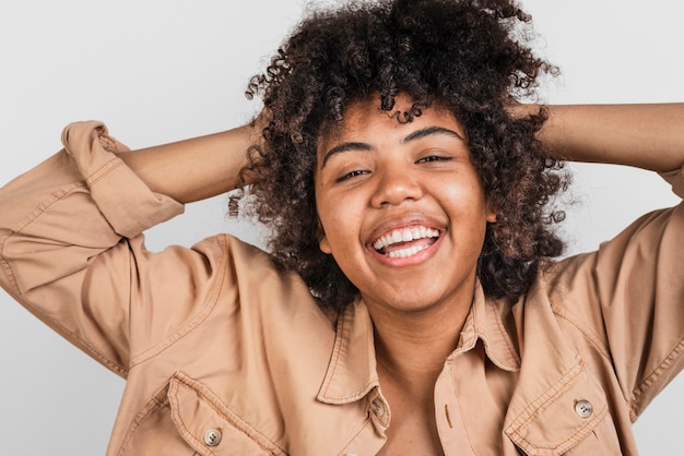 Foto gratuita mujer afroamericana jugando con su cabello