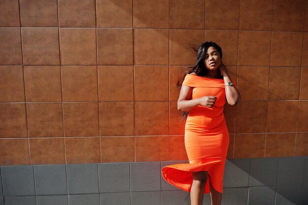 Mujer afroamericana modelo xxl en vestido naranja