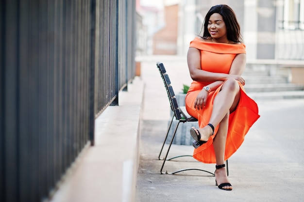 Mujer afroamericana modelo xxl en vestido naranja