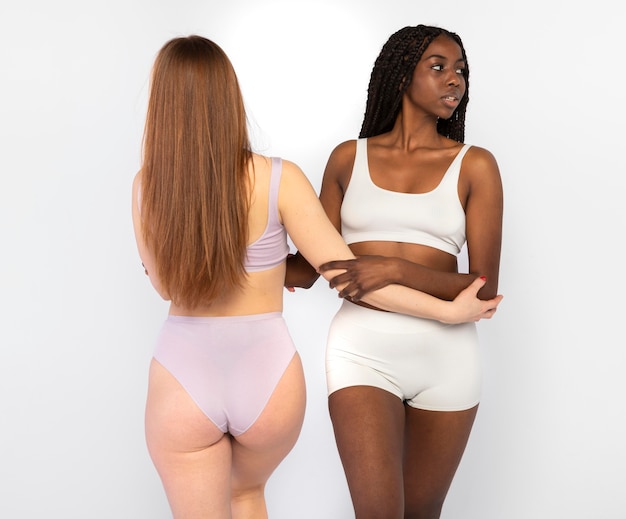 Mujer afroamericana y mujer pelirroja posando juntos