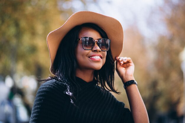 Mujer afroamericana en otoño al aire libre