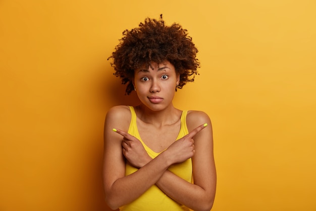 Foto gratuita mujer afroamericana de pelo rizado pide opinión o consejo