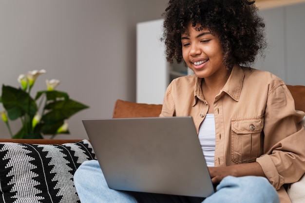 Foto gratuita mujer afroamericana que trabaja en la computadora portátil