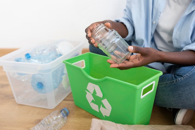 Mujer afroamericana reciclando para un mejor medio ambiente