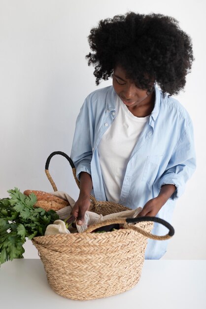 Mujer afroamericana reciclando para un mejor medio ambiente