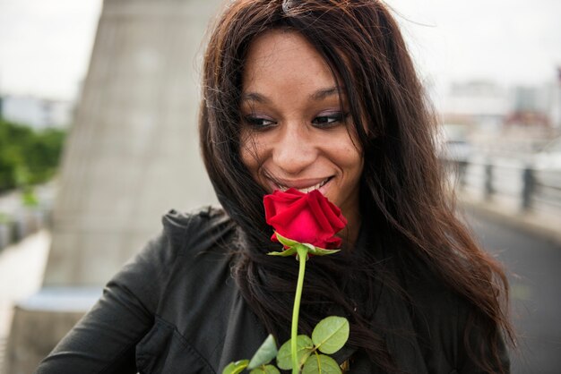 Mujer afroamericana con rosa roja