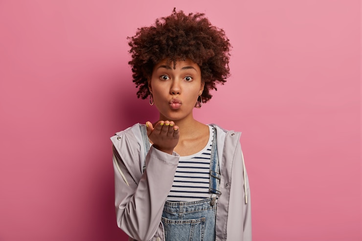 Foto gratuito mujer afroamericana sensual romántica tira de la palma hacia