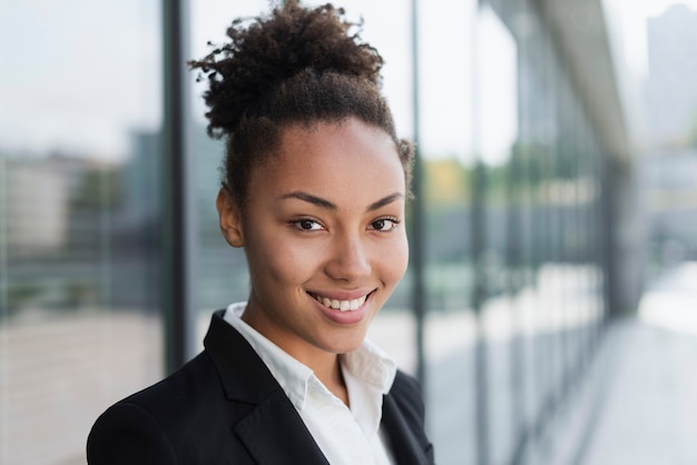 Mujer afroamericana sonriendo cerca