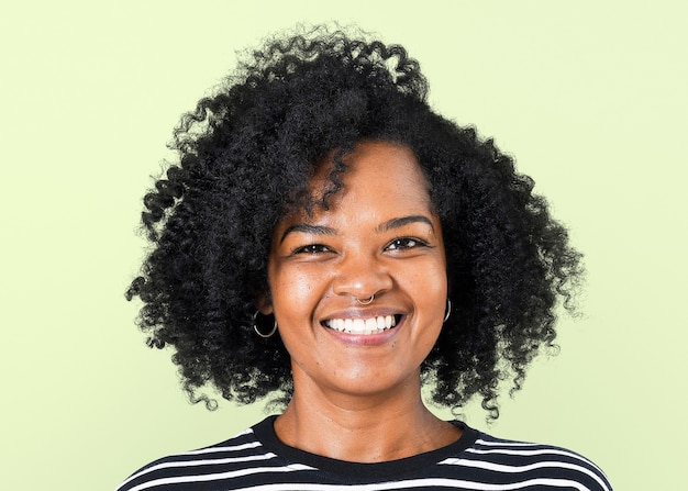 Foto gratuita mujer afroamericana sonriendo maqueta psd alegre expresión cl