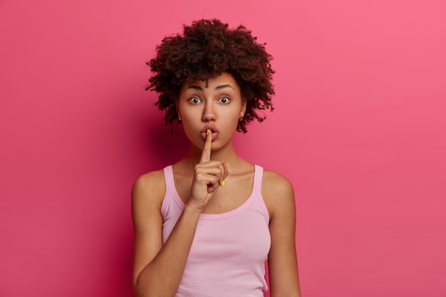 Mujer afroamericana sorprendida pide que guarde silencio sobre su secreto