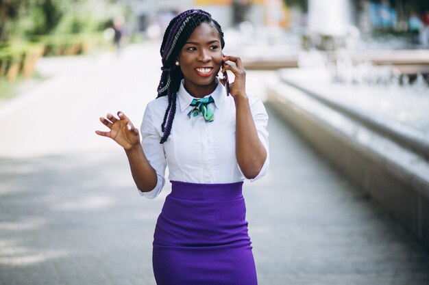 Mujer afroamericana con teléfono