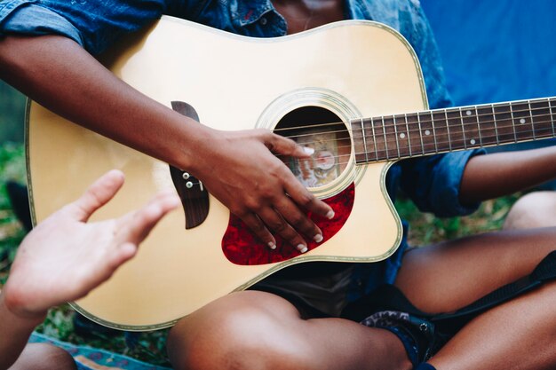 Mujer afroamericana tocando la guitarra